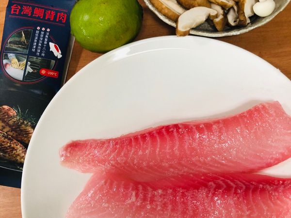 香菇洗淨切薄片，雪白菇去尾撥15-20克，鹽巴塗在魚背上薄薄一層。