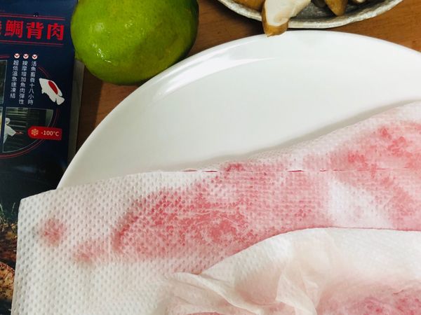 3分鐘後拿廚房紙巾將魚包住，把水份吸乾。