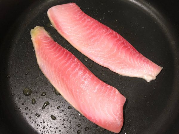 準備一平底鍋，放入1匙油將魚放入鍋中，中火。