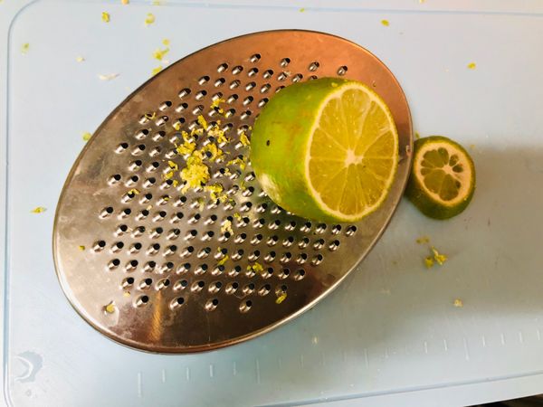 把檸檬洗淨，刨檸檬皮，和切1片檸檬皮，擺盤用。（灑檸檬皮在魚背上，檸檬片放上）