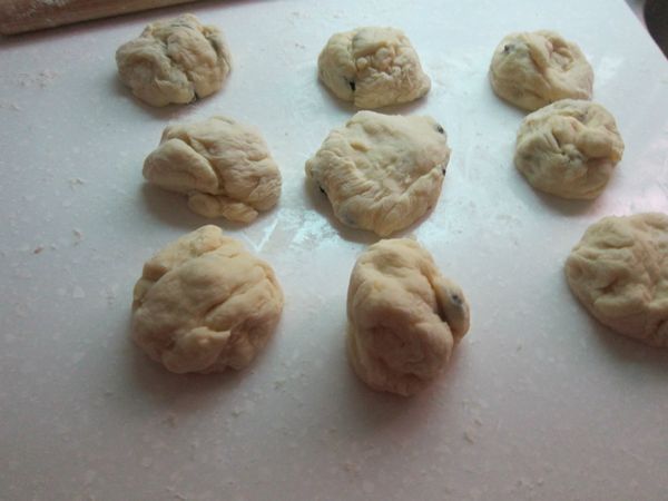 麵糰取出後撖平(約30X30cm)鋪上葡萄乾，均勻揉進麵糰裡！
再將麵糰分割成9份，鬆弛10分鐘。