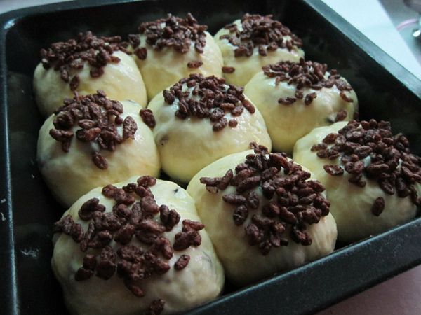 烤箱預熱170℃表面刷上蛋液，並鋪上適量巧克力米，烤18~20分鐘即可。