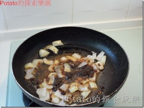 準備材料：洋蔥半顆切成丁(如果怕切洋蔥會流眼淚，切半後先放入水中再拿起來切，就不會淚流滿面了)，沙茶醬一大匙，豬肉片一盒，九層塔少許，辣椒1根。開小火，將沙茶醬及洋蔥丁放入，翻炒至洋蔥變軟(約2分鐘)