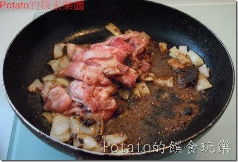 將肉片放入翻炒，轉至中火、並放約100cc的水，持續翻炒至肉片顏色由紅轉白。