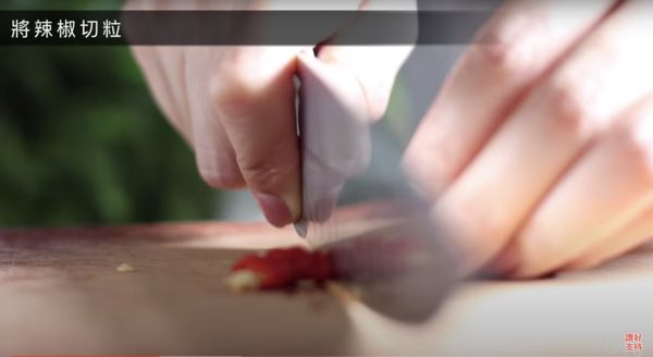 先預備材料： 辣椒切粒