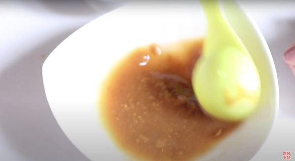 將蠔油、米酒、豆辦醬 攪均備用