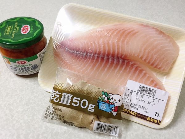備料
a.鯛魚排一片
b.韓式泡菜（個人愛用愛之味的）
c.乾薑