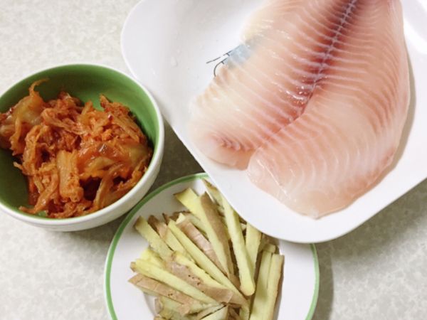 鯛魚清洗一下，然後把乾薑切絲，泡菜取出。