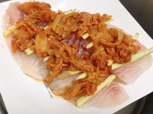 然後放到大同電鍋，外鍋加水大約半杯量米杯，開始烹。