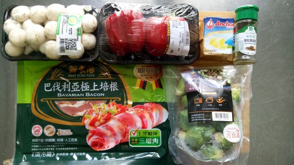 將蔬菜洗淨。(洋菇稍微沖水即可)