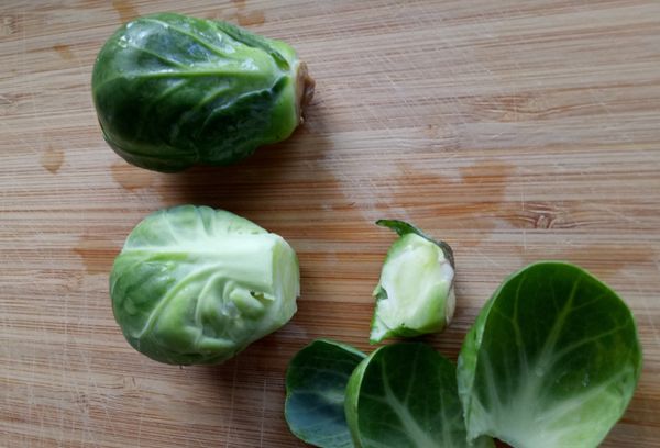 甘藍將蒂頭切除，並將較老的葉子剝除。(完成後如下顆)