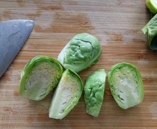 將甘藍切為1/2或1/4大小顆，視實際大小而定。(切開後可增加面積吸附奶油~)