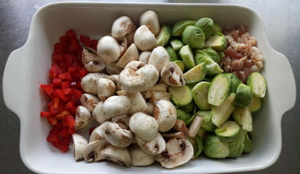 將培根與紅甜椒各切為小丁。