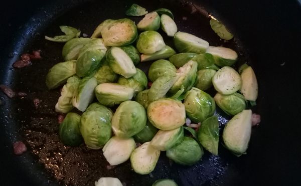 水煮甘藍約3分鐘後撈起備用。(不蓋鍋蓋，以免葉面變黃)
將培根丁放入鍋中煸香，培根撈起，利用鍋中培根的油脂炒甘藍約3分鐘。