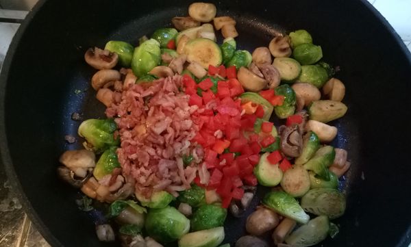 最後加上紅甜椒、煸好的培根，稍微拌炒一下。