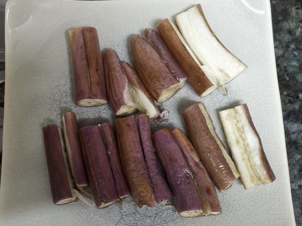 待茄子微凉取出對切擺在碟上，放上蒜末和蔥粒，淋上醬汁即可上桌囉。