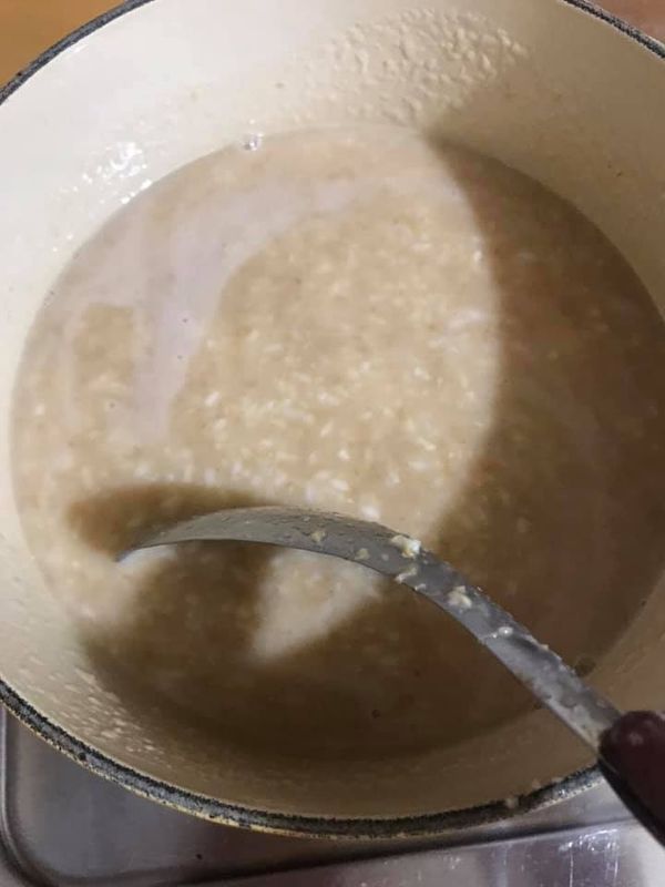 將麥片與水放入鍋裡煮成粥狀。
(麥片與水的比例是一比四，但我大概加了約800cc左右的水。)