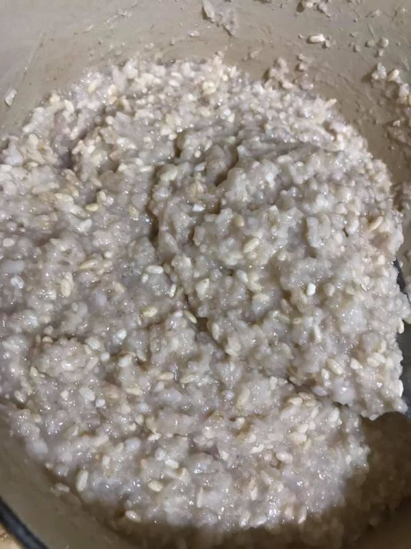 待溫度降至60度後，放入米麴拌均勻