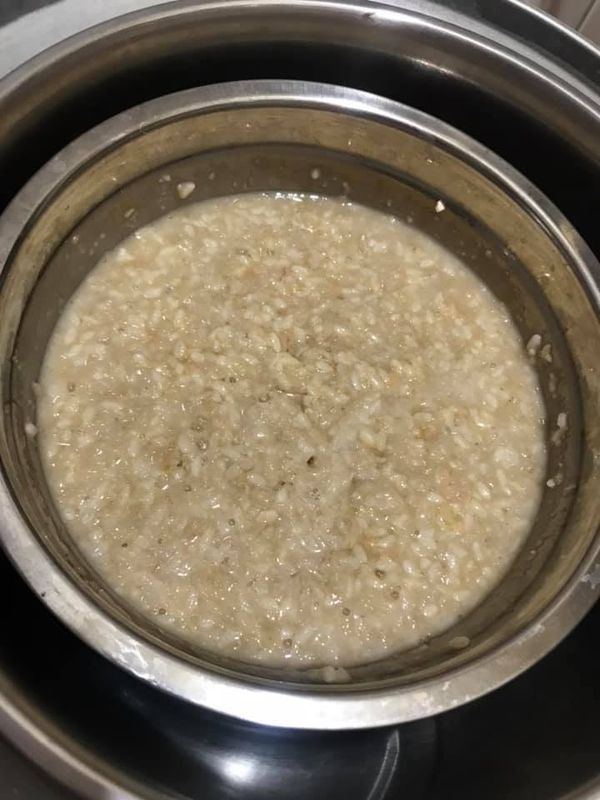 將拌勻的麥片與米麴移入電鍋(插電保溫即可)6~8小時，並適時打開攪拌一下。