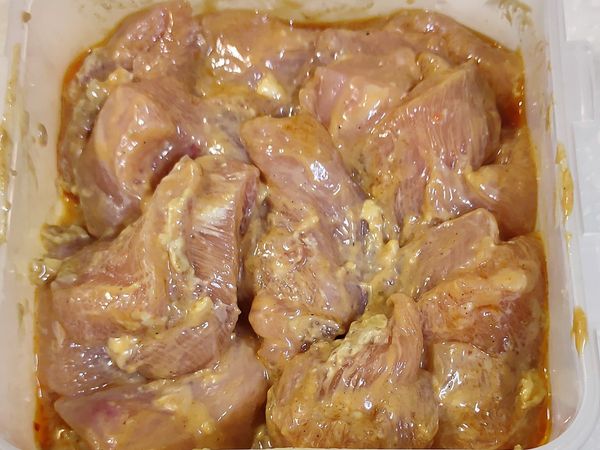 雞肉放入冰箱2小時入味。