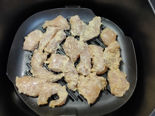 平鋪至氣炸鍋烤盤，表面抹油，先以190度炸8分鐘。