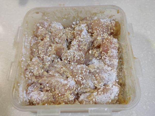 雞肉加入地瓜粉，靜置5分鐘反潮。