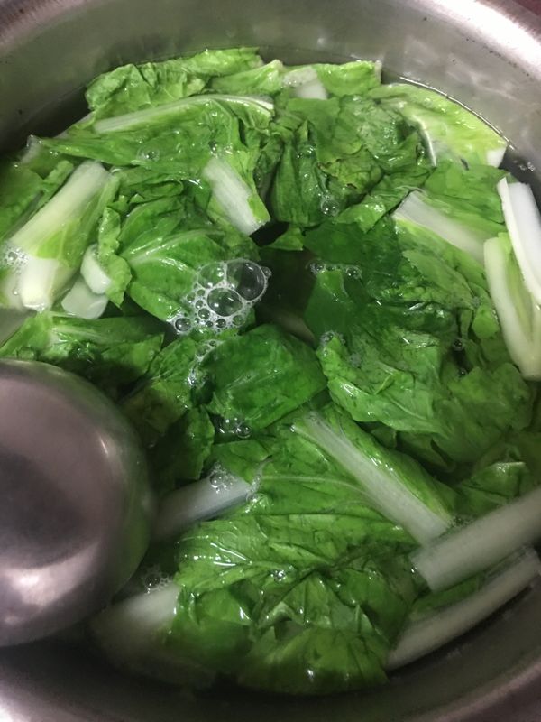 將洗好的青菜切斷放入煮滾的水中加入鹽和一匙的鮮味炒手調味