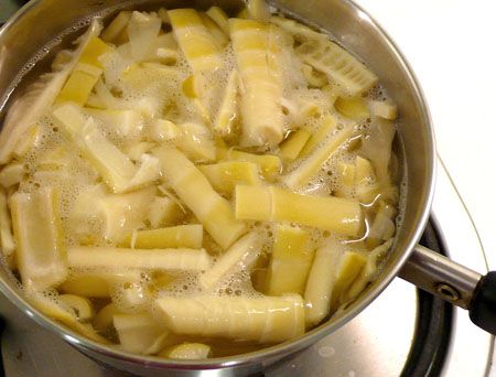 桂竹筍切小段，加水煮滾(去醃漬味)，瀝乾備用