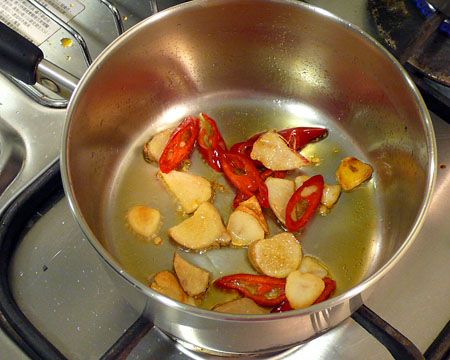 熱油鍋爆香薑&amp;蒜，放入辣椒炒香