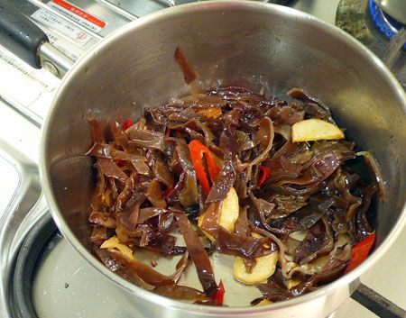 加入木耳絲拌炒
