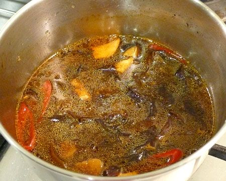 改大火下所有調味料爆炒，加水1/2杯煮滾