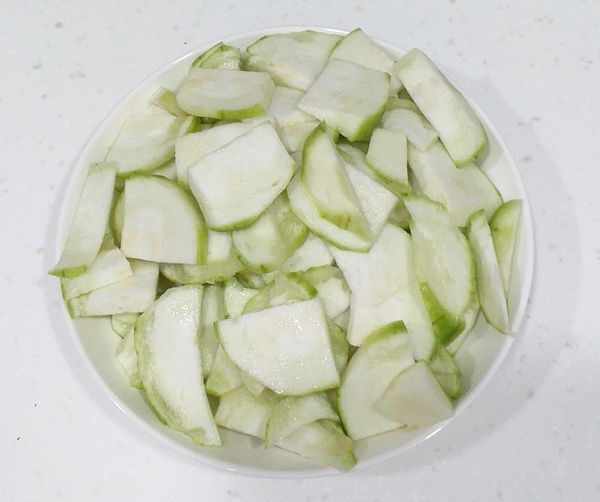 絲瓜洗淨削皮, 切成片狀