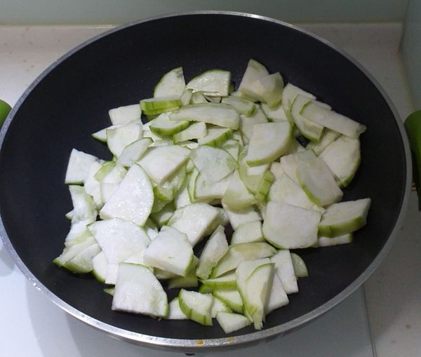 鍋中加入少許橄欖油, 直接放入絲瓜炒5分鐘
不必加水, 因為絲瓜會生水