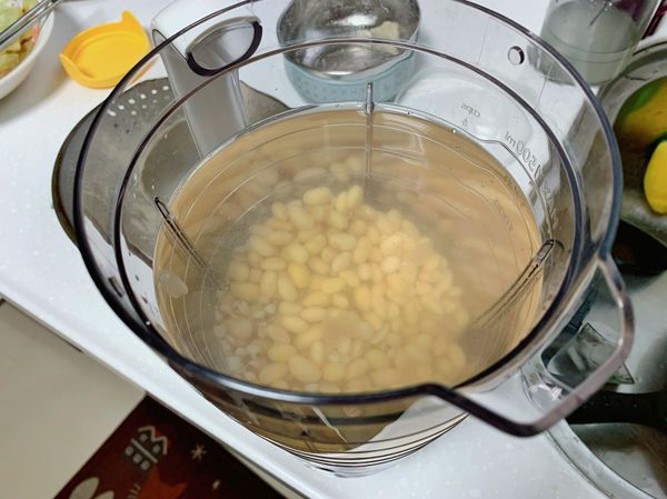 將黃豆、薏仁和水倒入攪拌器中。