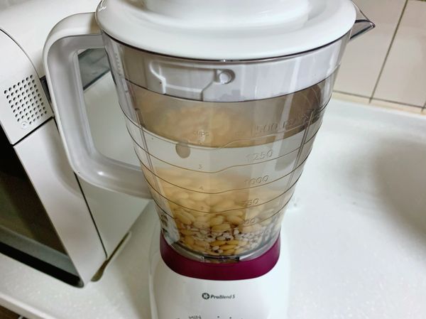 用慢速攪拌3-4分鐘。