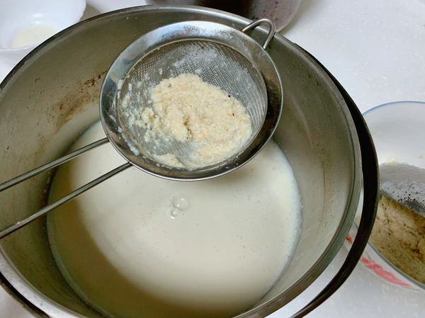 煮好的豆漿放涼後用篩子隔走泡沫和豆渣。如果想豆漿更滑，最好過濾2-3次。