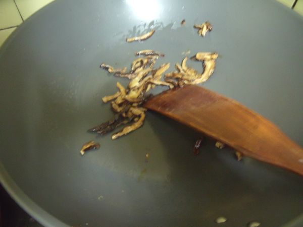 爆香香菇。