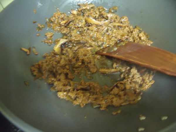 倒入素肉,辣椒末,花瓜含花瓜的汁一起倒入