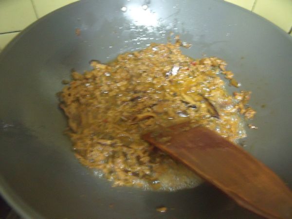 再把醬油,糖,五香粉,胡椒粉加水5杯,用小火燜煮約30分鐘,剩下約2杯的湯汁。