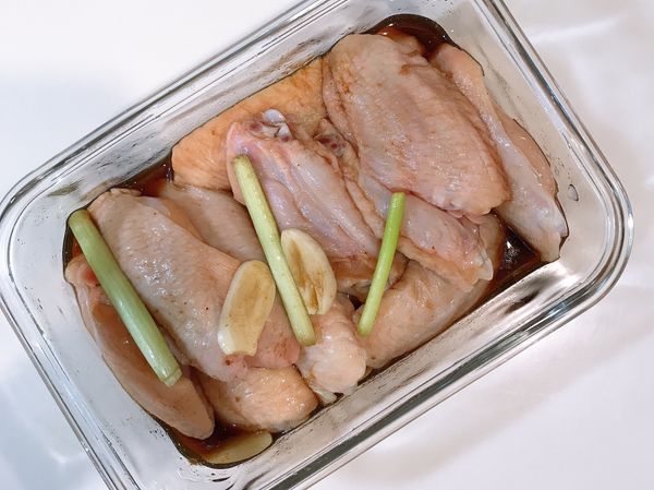 雞翅洗淨擦乾，用叉子或竹籤在雞翅上戳洞。放入器皿，加入醬油、蔥段、蒜片、蜂蜜、少許五香粉（可不加）。保鮮盒蓋上蓋子均勻搖晃使雞翅全部都均勻沾上醬汁。放入冰箱冷藏醃製一個晚上。