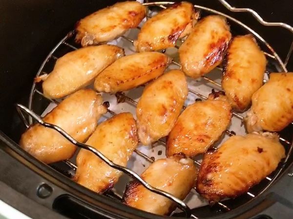 雞翅正面先朝下烤6分鐘後，翻面再烤個6分鐘。喜歡吃甜甜的可以在烤好之後馬上刷上蜂蜜再烤個1-2分鐘，整個會油亮油亮的，色澤更漂亮唷！