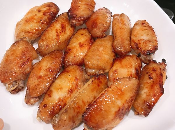 烤好擠上檸檬汁，這酸酸甜甜的滋味，週末跟雞翅戀愛了。