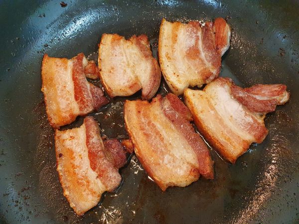 兩面都煎至金黃色之後，把鍋內的油倒在小鐵鍋裡面盛裝，不要浪費可以炒蔬菜使用，增加蔬菜風味。