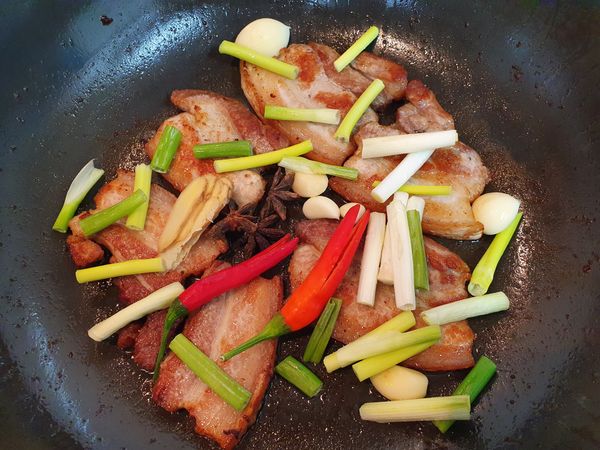 放入其他的食材，在鍋內用剩餘的油輕輕拌炒。