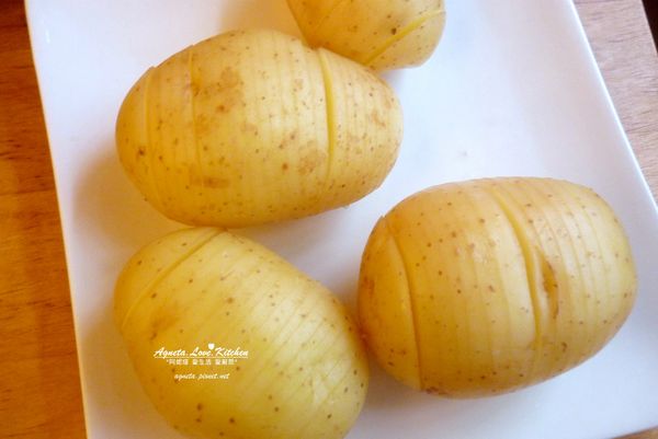 馬鈴薯洗淨，切出平行的刀痕，但是不要切斷。