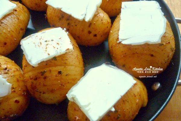 馬鈴薯放在烤盤裡，切面朝上，奶油切成薄片蓋上去。送入烤箱，200度烤約30-40分。