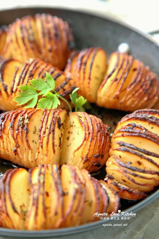 ＊ 就算只用海鹽+胡椒和辣椒粉也不錯！可以多嘗試不同口味～因為奶油的加持，表皮酥酥的，內心卻很柔軟又creamy，兩種口感都好喜歡啊！也可以加一點辣，風味更多！