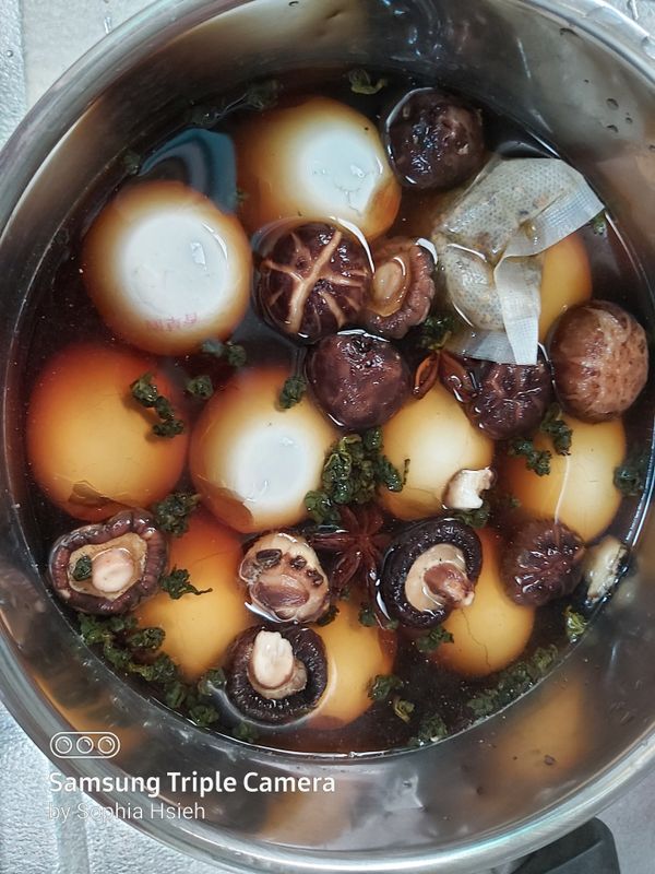 冷水放入雞蛋，滾後煮十分鐘，放置十分鐘，用湯匙敲蛋底部及蛋身
鍋中放所有材料，調味料，滾後煮20分鐘，熄火放20分鐘，再煮20分鐘，放冰箱泡一晚