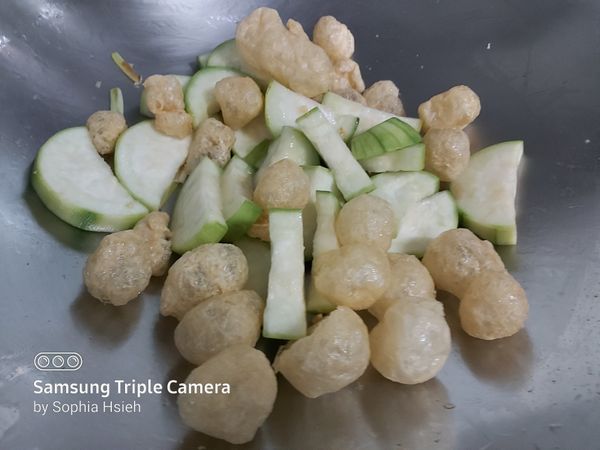 蔥白炒香，加絲瓜，麵筋炒一下，加水煮5分鐘，加入蛋，蔥綠