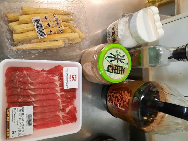 全部食材準備好，就可以開始捲玉米筍囉!